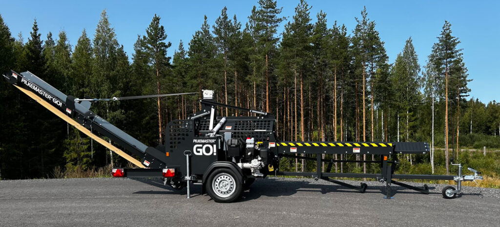 Pilkemaster Go klapikone metsän reunalla.