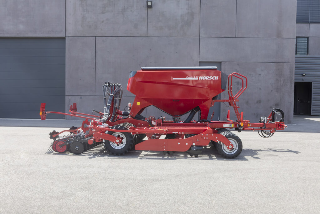 Horsch Pronto 3-4 DC kylvökone paikoillaan teollisuusrakennuksen edessä.