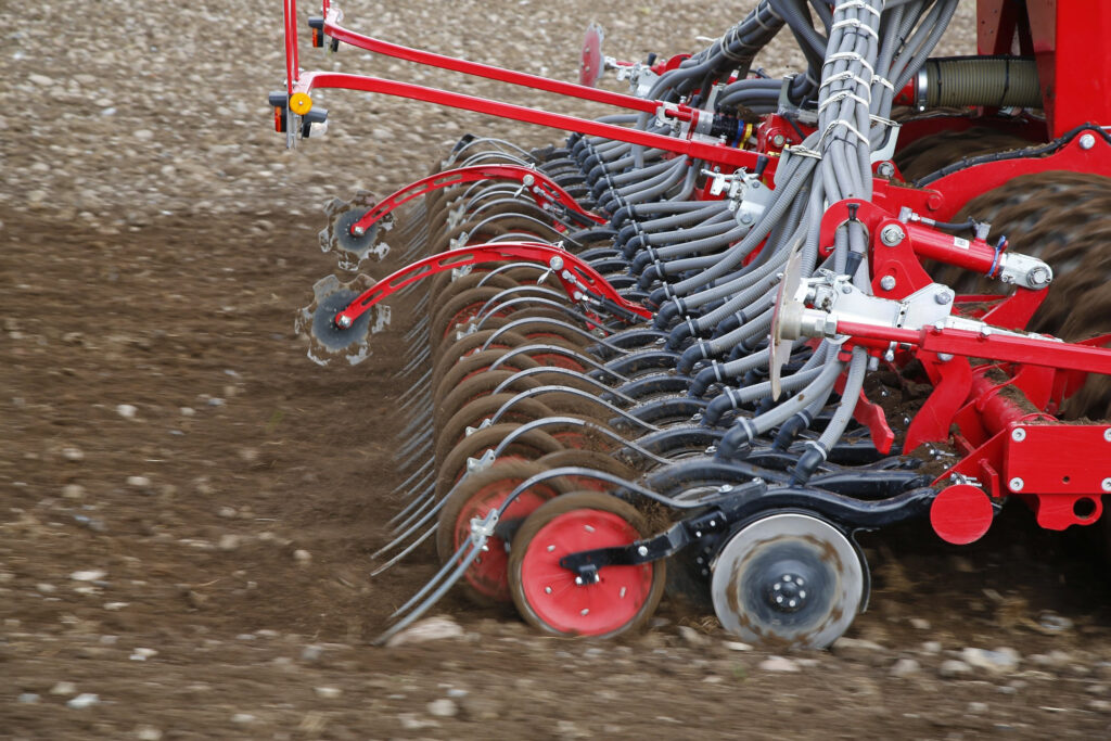 Horsch Pronto -kylvökoneen lautaset ja sijoittajat pellolla töissä.