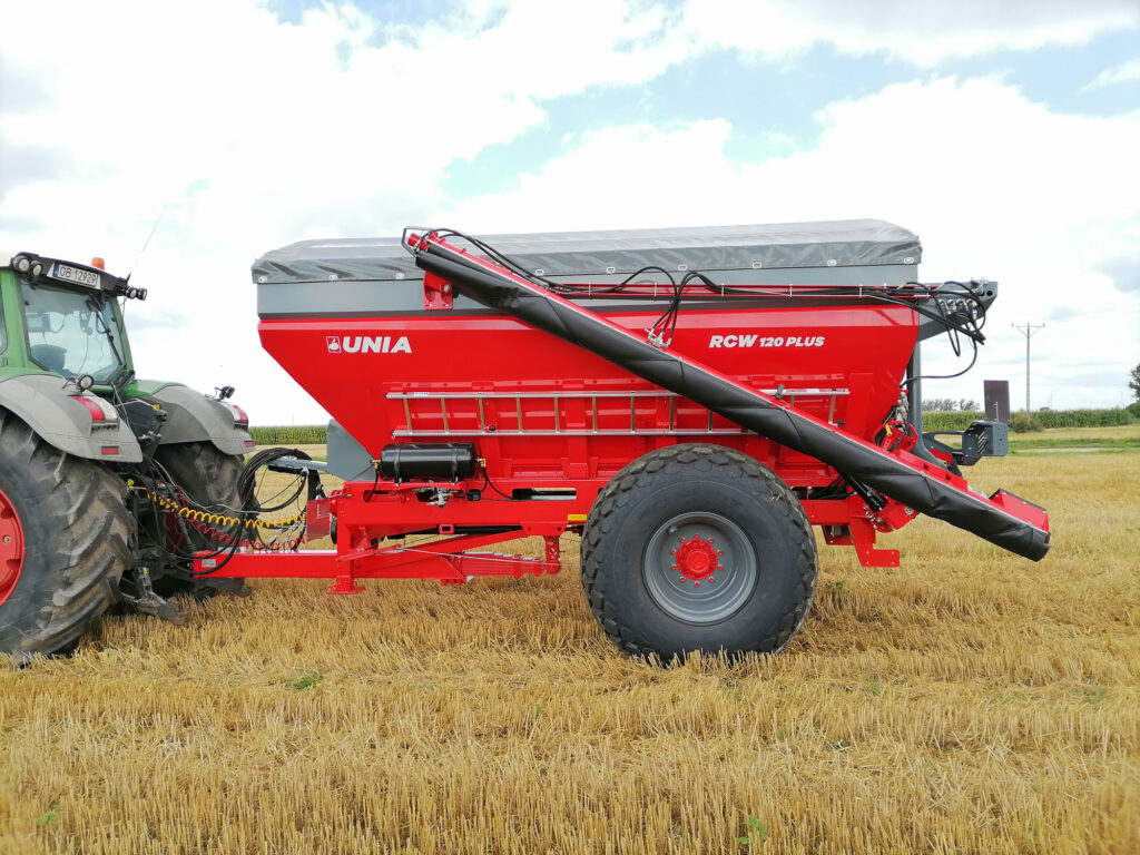 UNIA RCW 120 Plus kalkinlevitin pellolla.