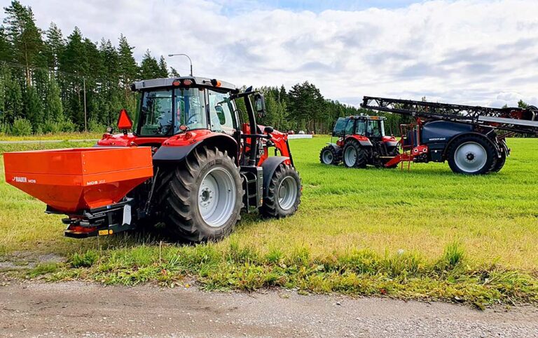 Rauch-pintalevitin ja Horsch-ruisku pellolla Suomessa.