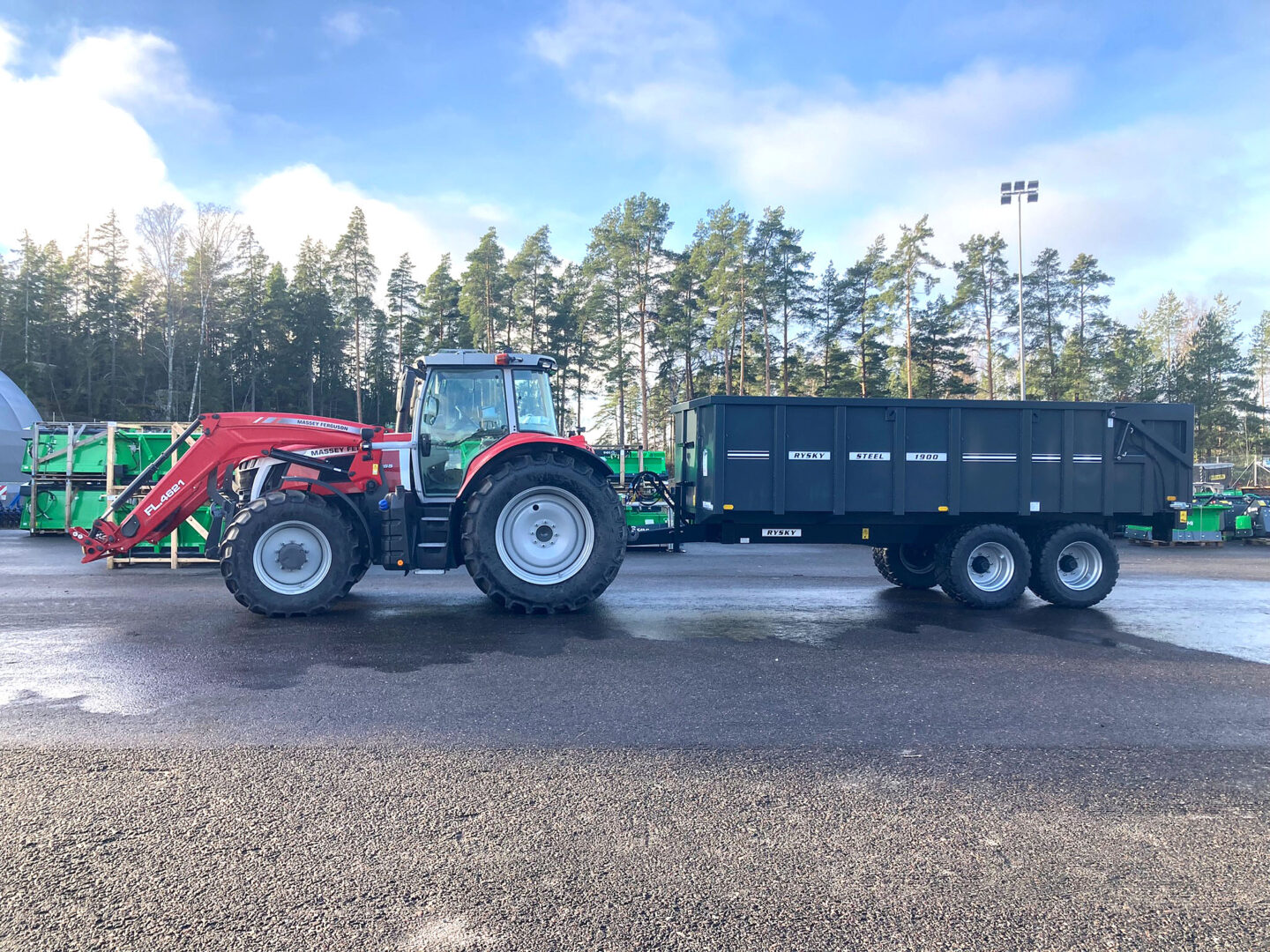 Rysky kiinteälaitainen perävaunu ja MF-traktori parkkipaikalla.