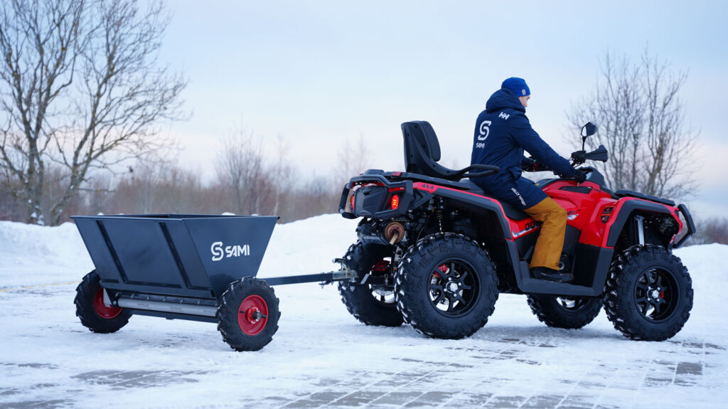 Sami S-290 hiekoitin mönkijän perässä.