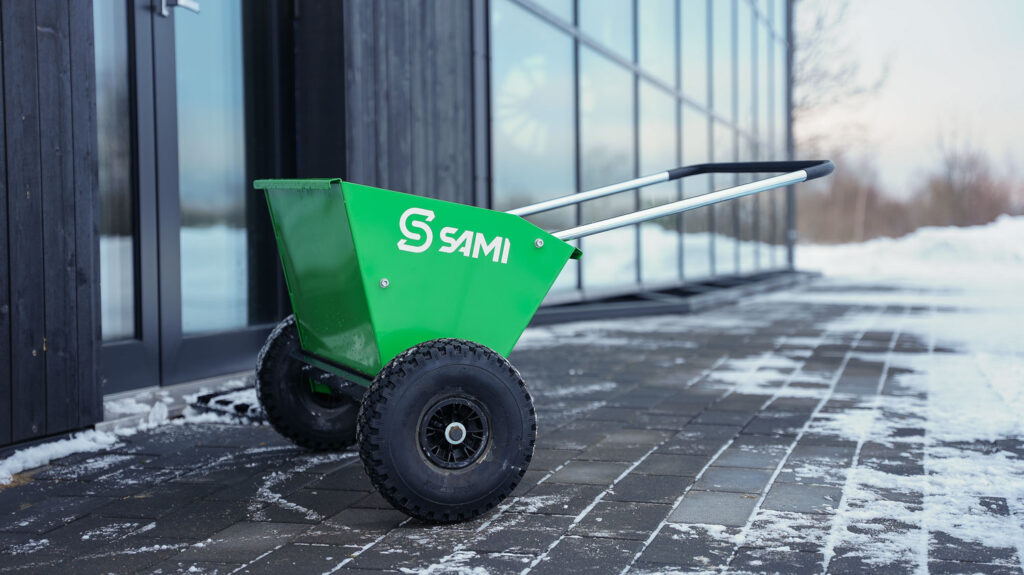 Sami S-600 hiekoitin rakennuksen edessä.