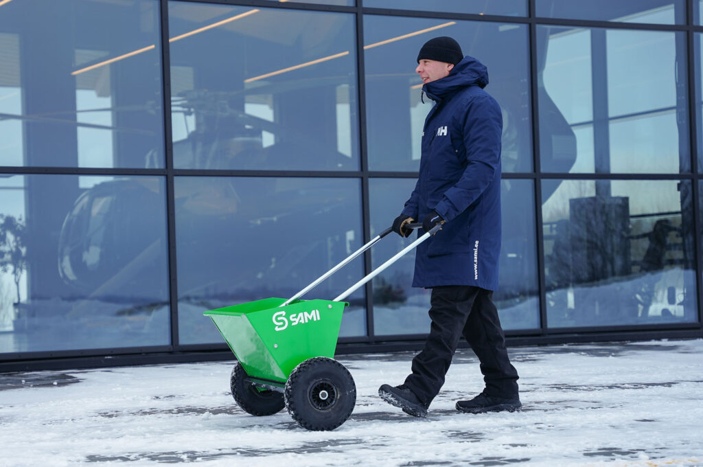 Mies työntää Sami S-600 hiekoitinta.