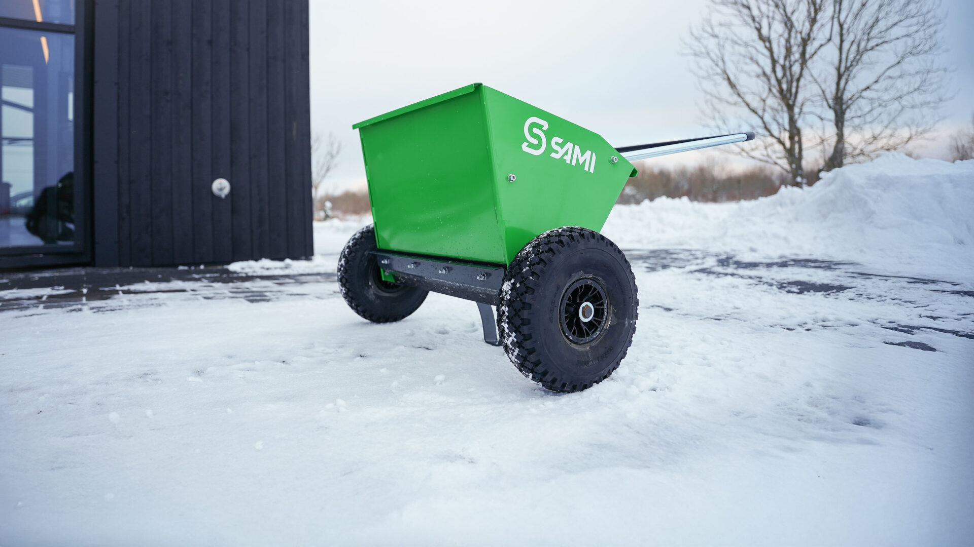 Sami S-600 hiekoitin rakennuksen edessä.