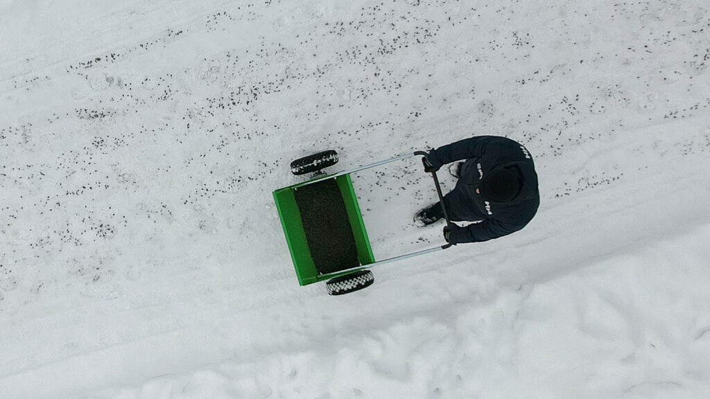 Sami S-600 hiekoitin, joka levittää sepeliä.