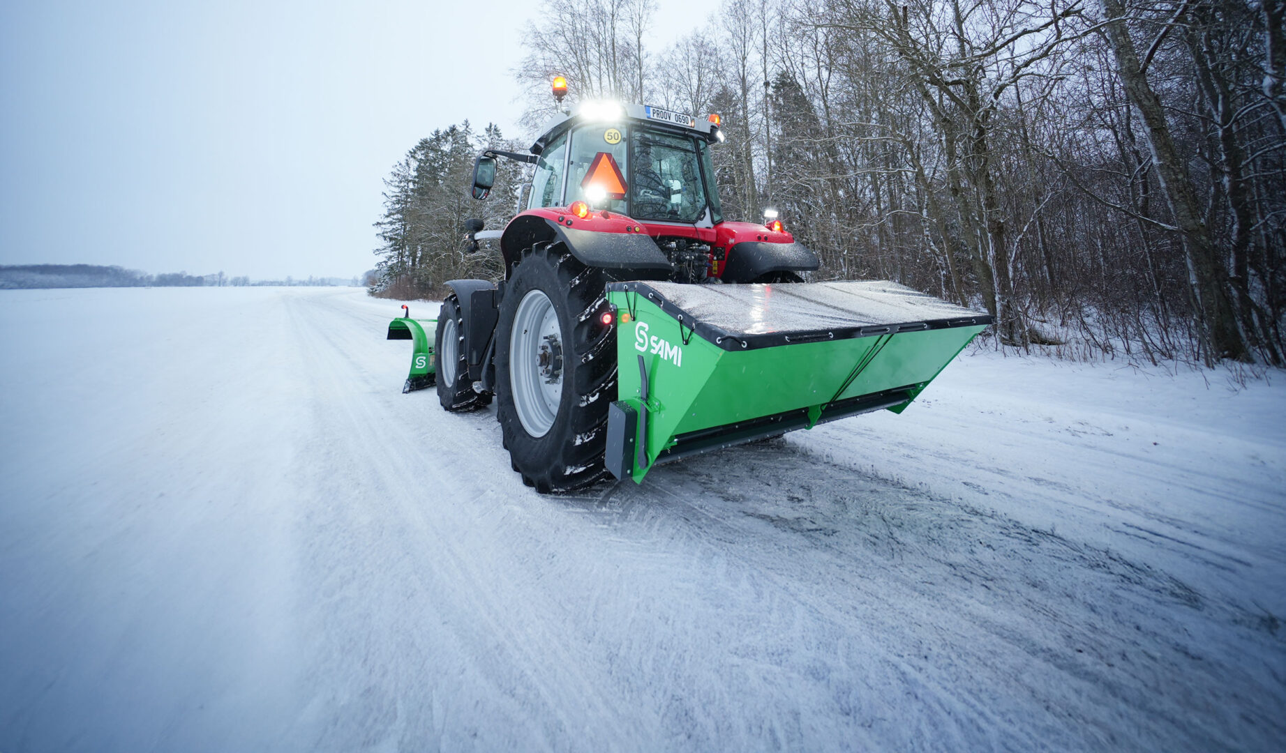 Sami SL-2300 hiekoitin ja MF-traktori tien kunnossapidossa.