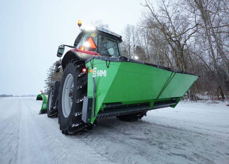 Sami SL-2300 hiekoitin ja MF-traktori talvisella tiellä.