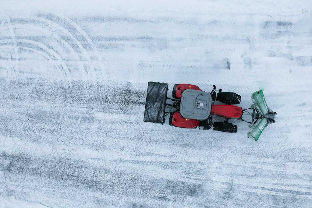 Sami SLD-hiekoitin ja MF-traktori dronekuva.