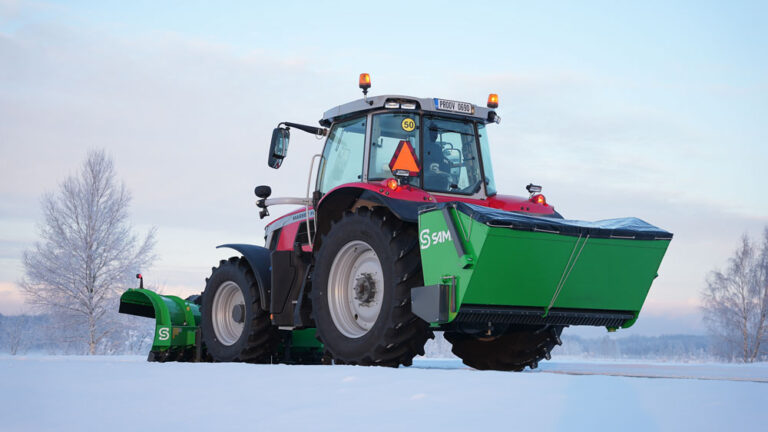 Sami-hiekoitin, nivelaura ja Massey Ferguson 6S traktori.