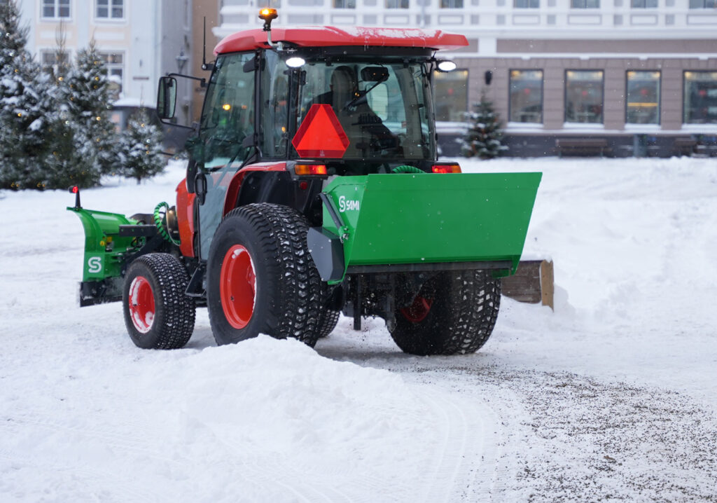 Sami SLS hiekoittaa toriaukiota kaupungissa.