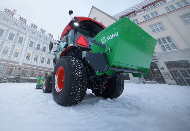 Sami SLS -hiekoitin pientraktorissa alhaalta kuvattuna.