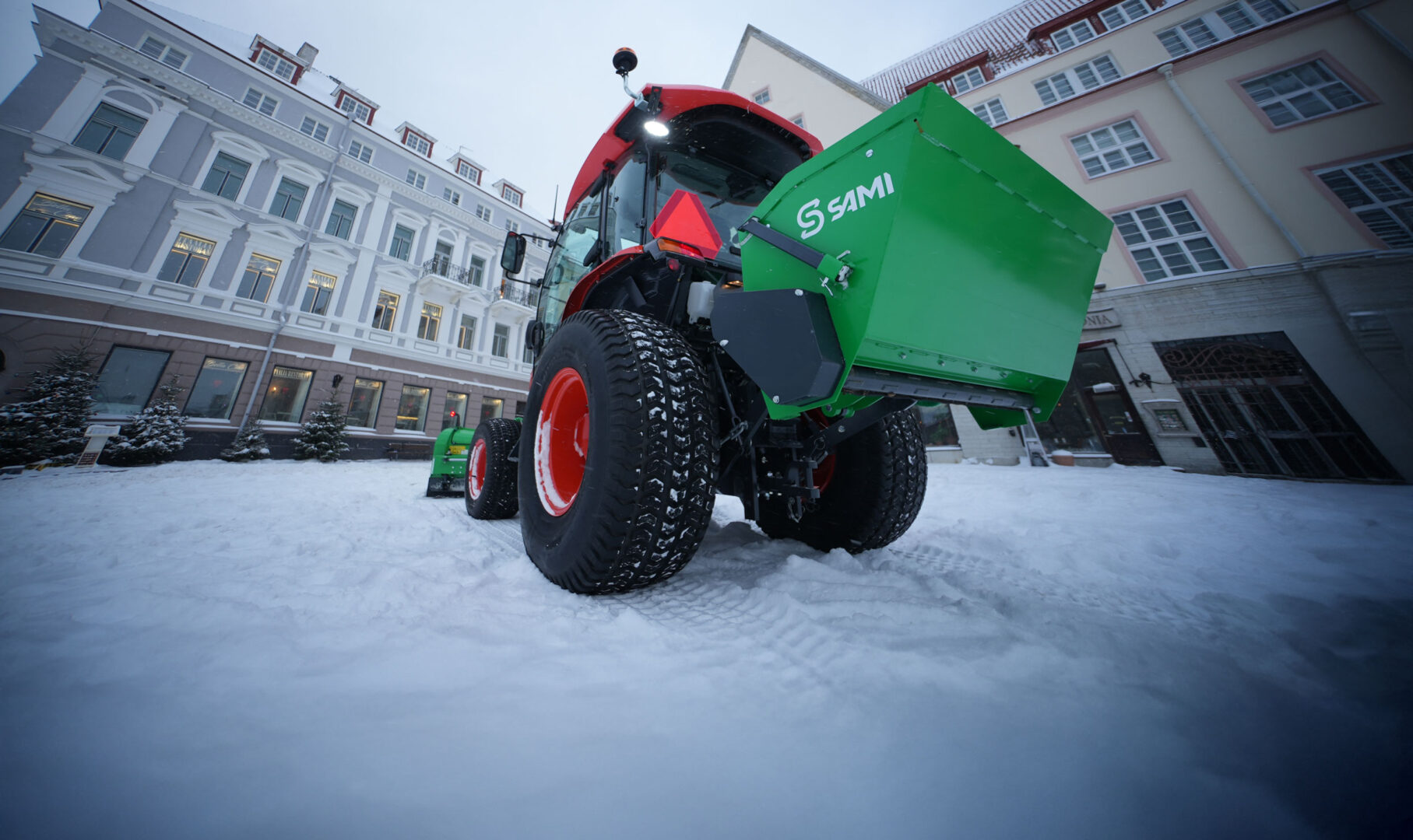 Sami SLS -hiekoitin pientraktorissa kaupungin aukiolla.