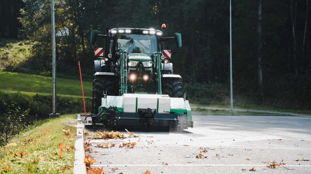 Sami keräävän harjakoneen kellunta.