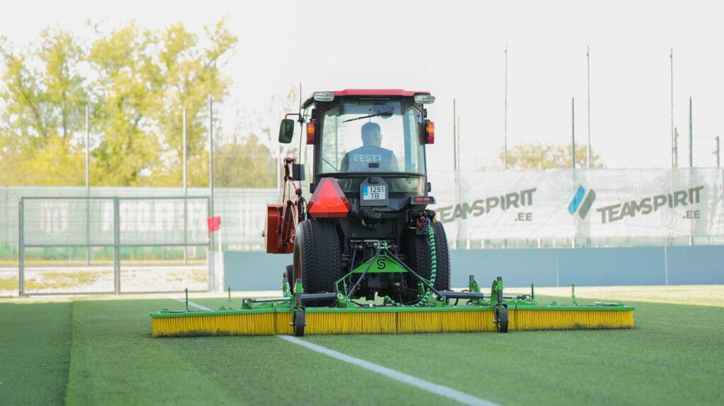 SAMI Tekonurmiharja TB-4000 kuvattuna takaa.