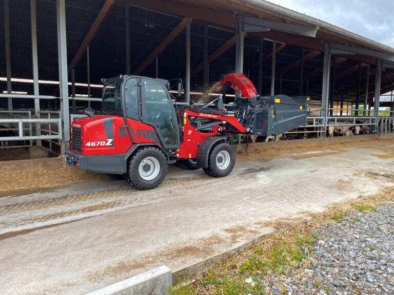 Schäffer 4670 Z-2 pyöräkuormaaja jakaa kuiviketta lehmille.