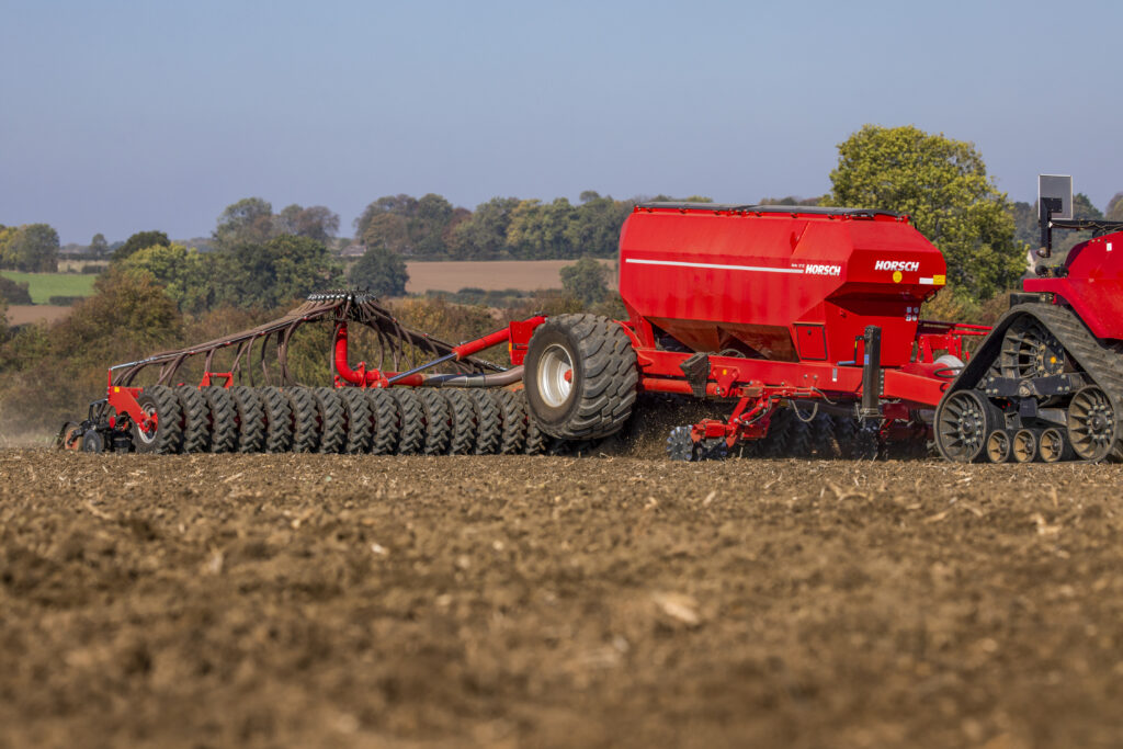 Horsch Serto SC -kylvökone ajaa pellolla.