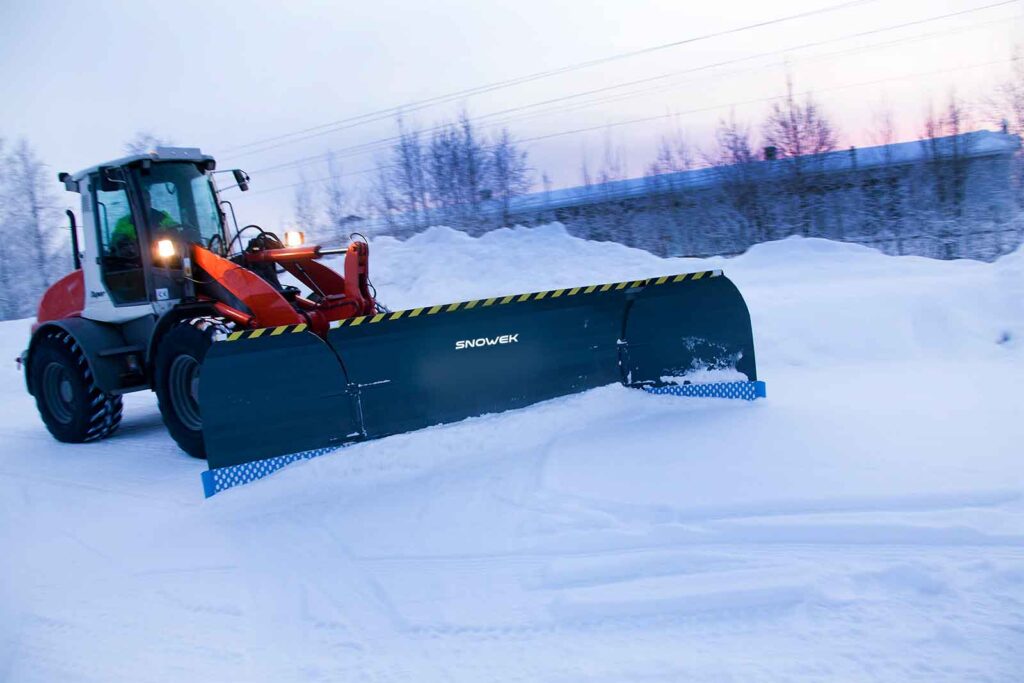 Snowek U420 lumiaura ka kiinni kuormaajassa.