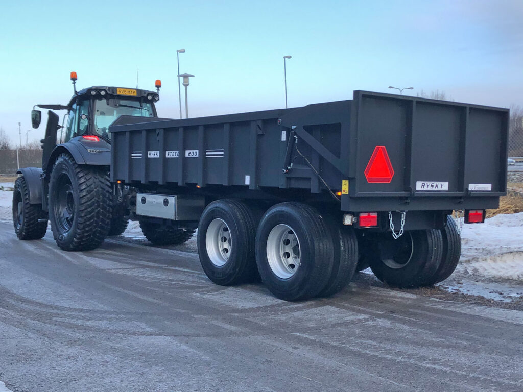 Rysky-maansiirtovaunu Steel 200 traktorin perässä talvella.
