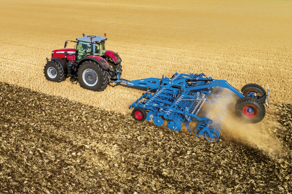 Massey Ferguson -traktori ja Lemken Rubin -lautasmuokkain sänkipellolla muokkaamassa.