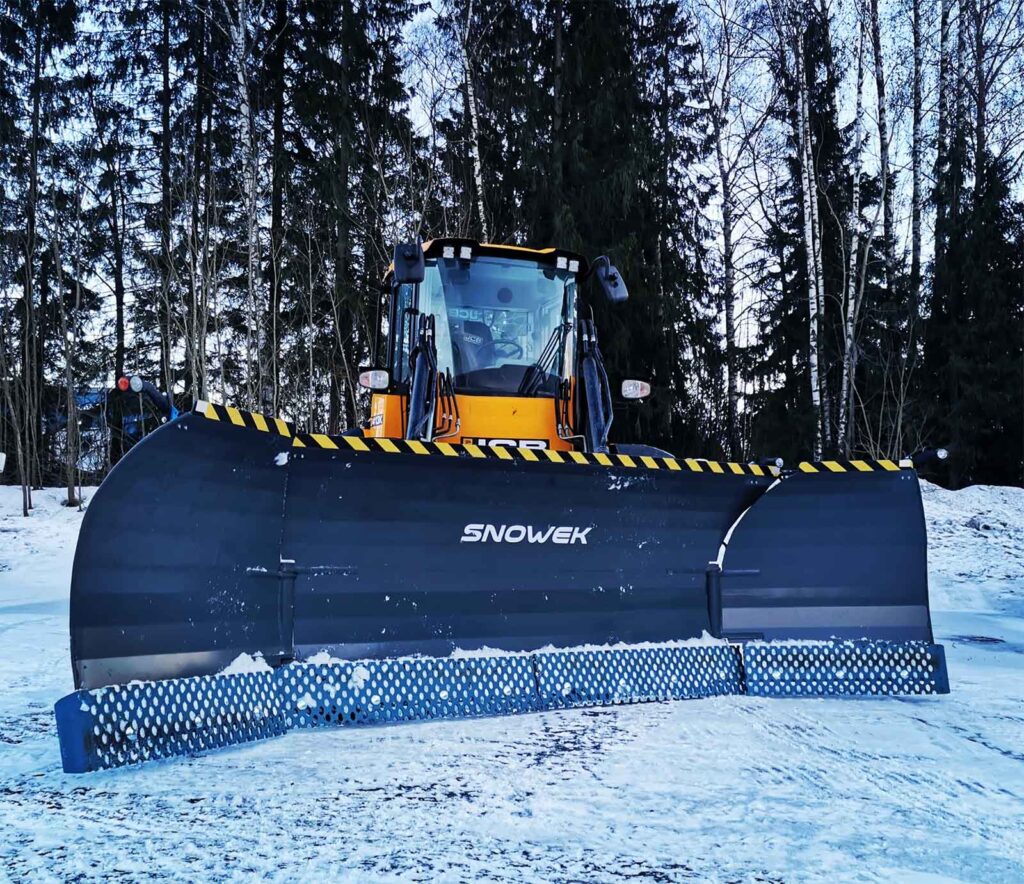 Snowek U-lumiaura parkkipaikalla.