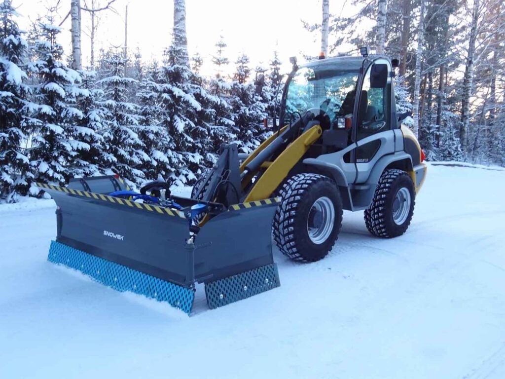 Snowek U360 lumiaura ja pyöräkuormaaja talvisella tiellä.