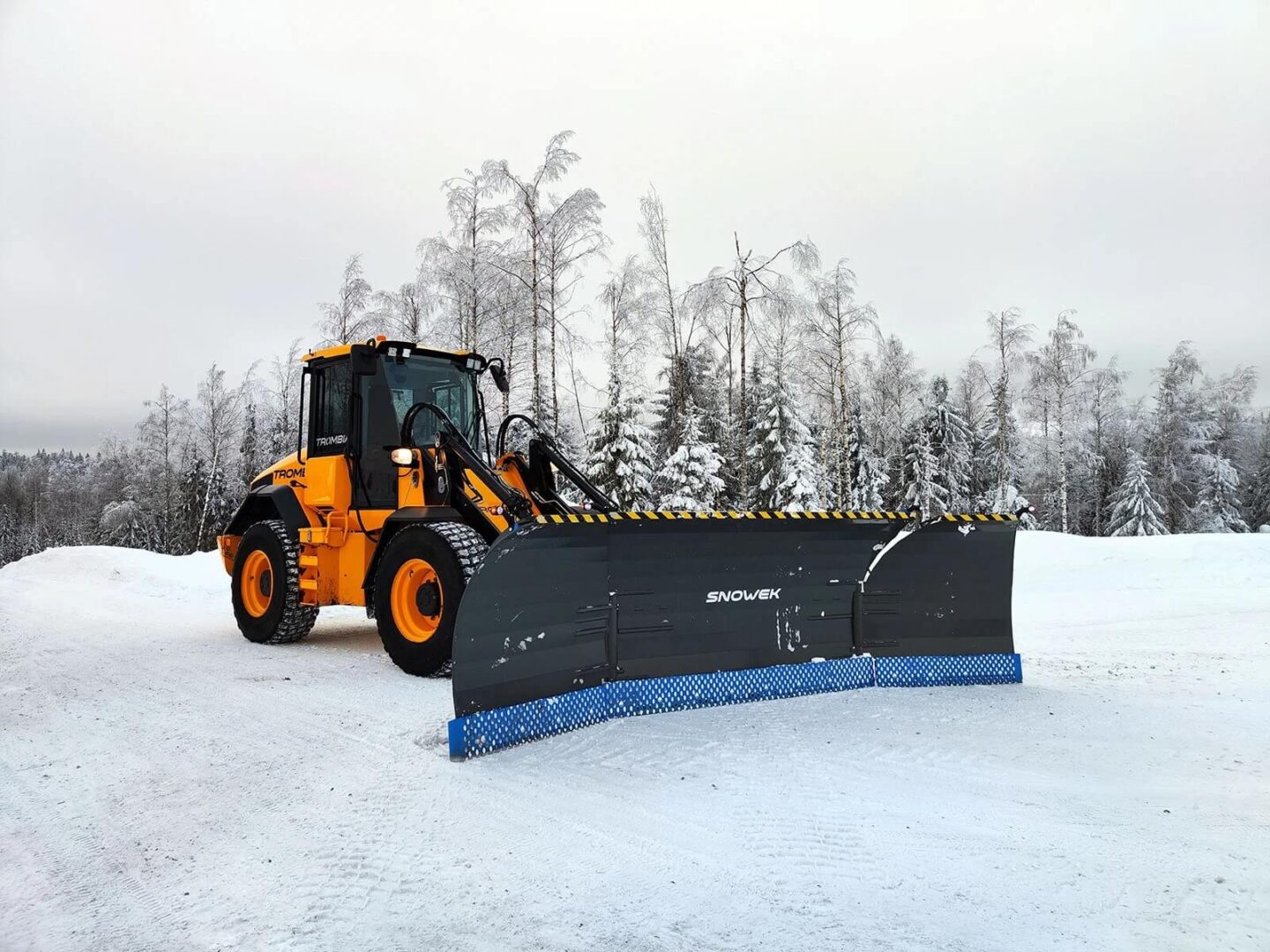 Snowek U500HD lumiaura ja pyöräkuormaaja talvisessa kelissä.