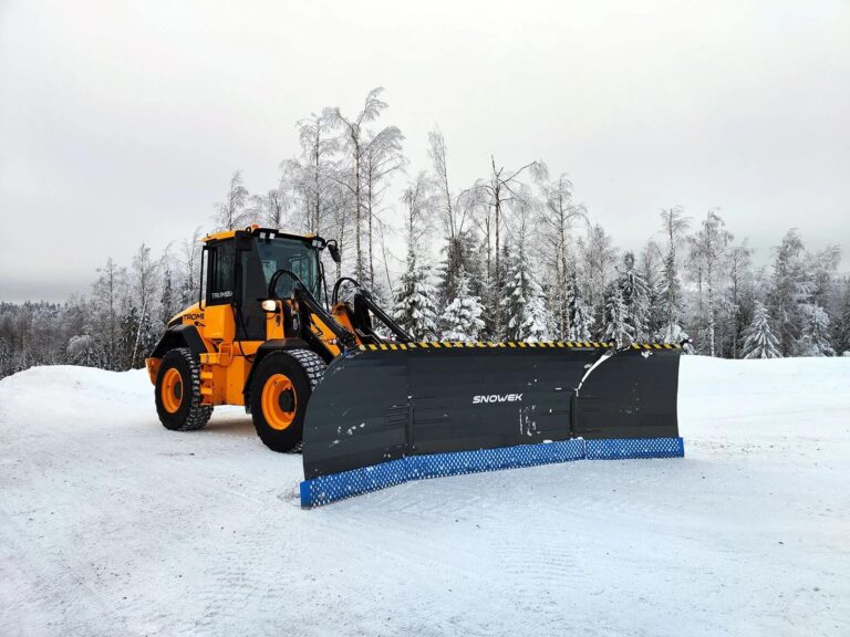 Snowek U500HD lumiaura ja pyöräkuormaaja talvisessa kelissä.