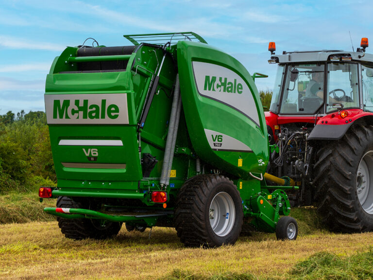 McHale V6750-II pellolla ja MF-traktori.