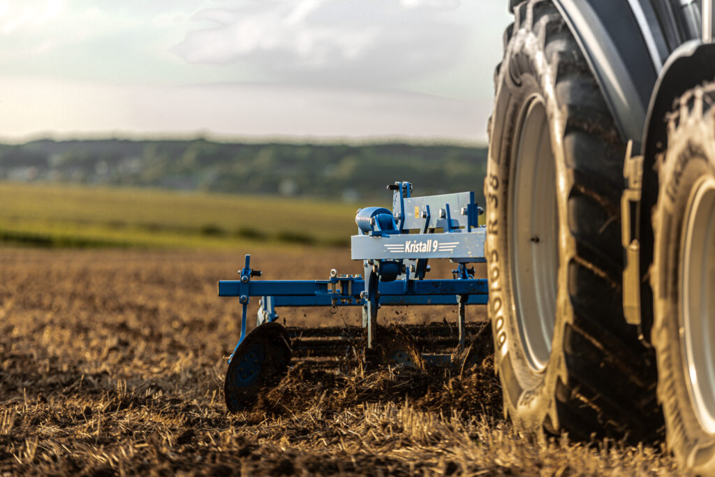 Lemken Kristall 9 -kultivaattori muokkaamassa peltoa.