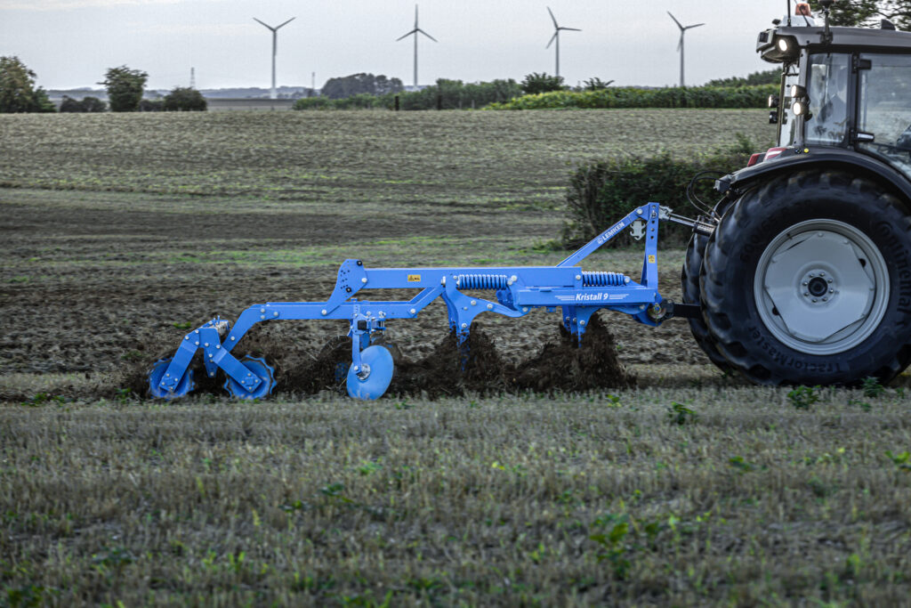 Lemken Kristall 9 -kultivaattori kultivoimassa sänkipeltoa.