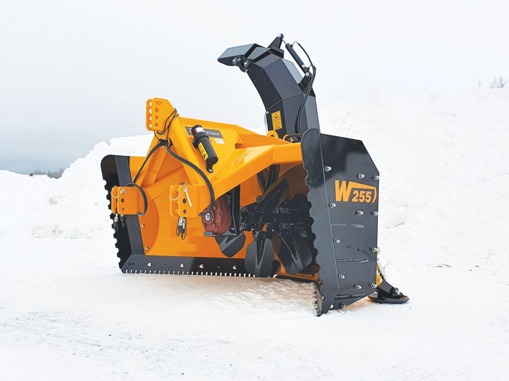 Wieska W241-255 lumilinko talvisessa säässä.