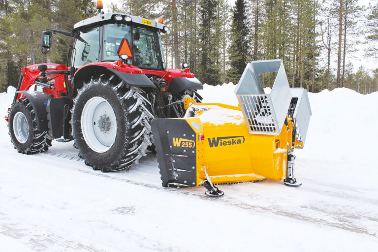 Wieska W242 lumilinko ja MF-traktori.