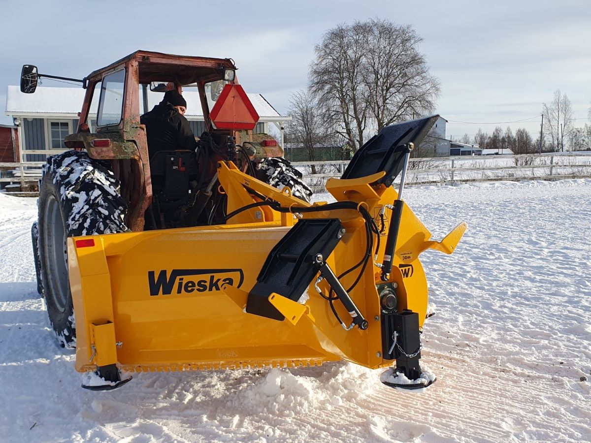 Wieska W253L lumilinko talvisella pihalla.