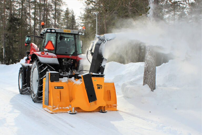 Wieska W260R linko metsätiellä lumitöissä.