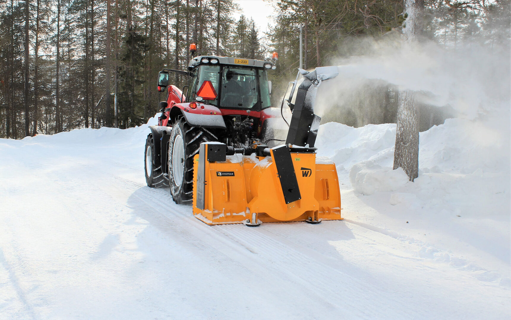 Wieska W260R lumilinko metsätiellä.