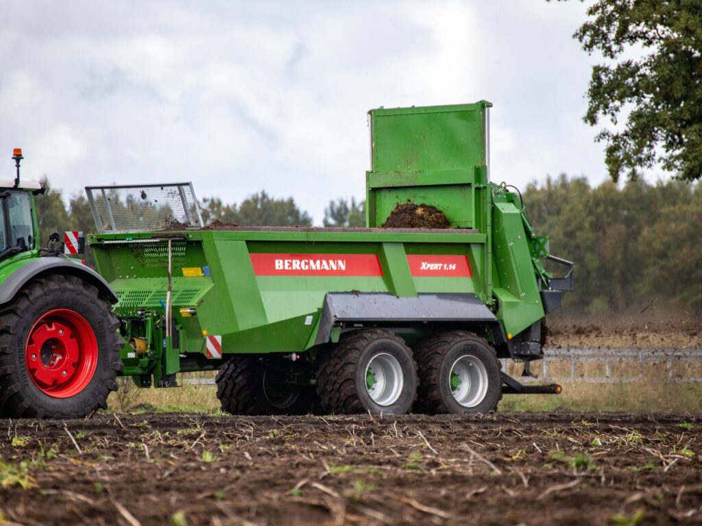 Bergmann XPERT 1.14 -tarkkuuslevitin pellolla levittämässä lantaa.