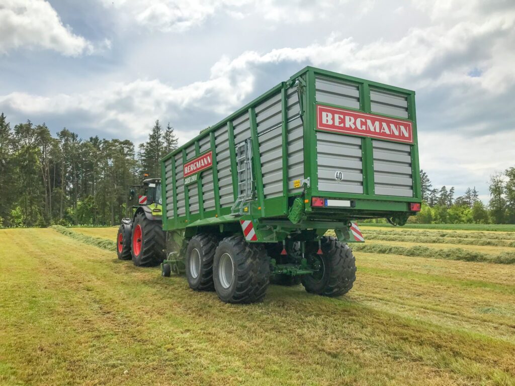 Bergmann Carex -noukinvaunu pellolla noukkimassa rehua.