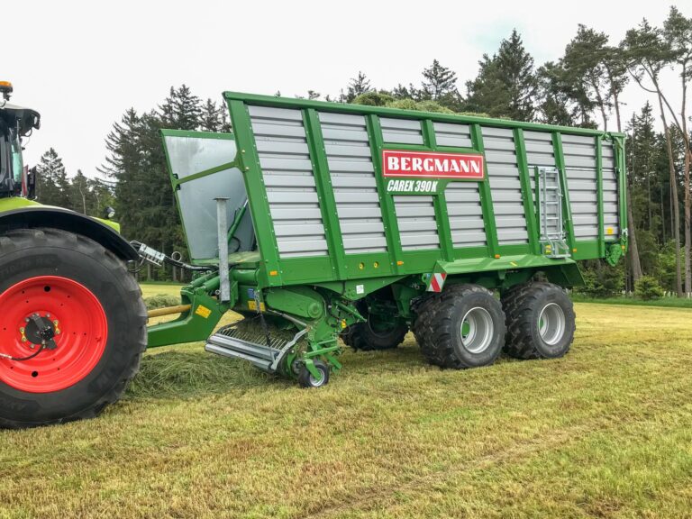 Bergmann Carex -noukinvaunu pellolla noukkimassa rehua.