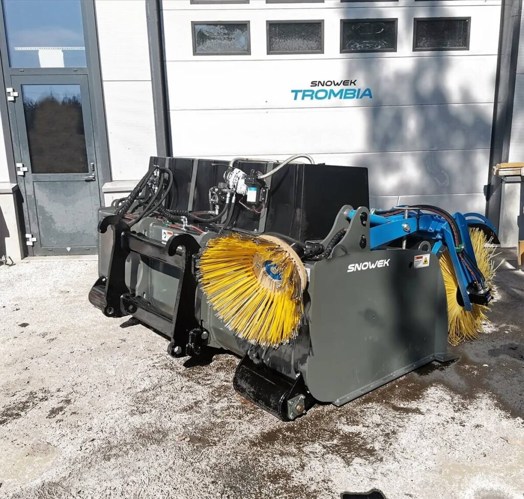 Snowek-kauharja tehtaan edessä.