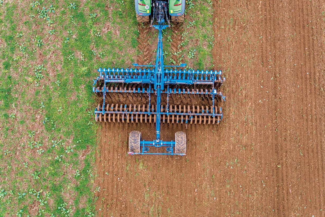 Lemken Heliodor -lautasmuokkain pellolla muokkaamassa nurmimaata valmiiksi kylvöön.