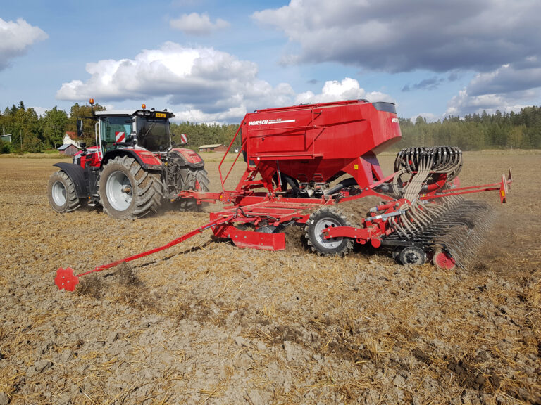 Massey Ferguson -traktori ja Horsch Pronto -kylvökone pellolla kylvämässä.