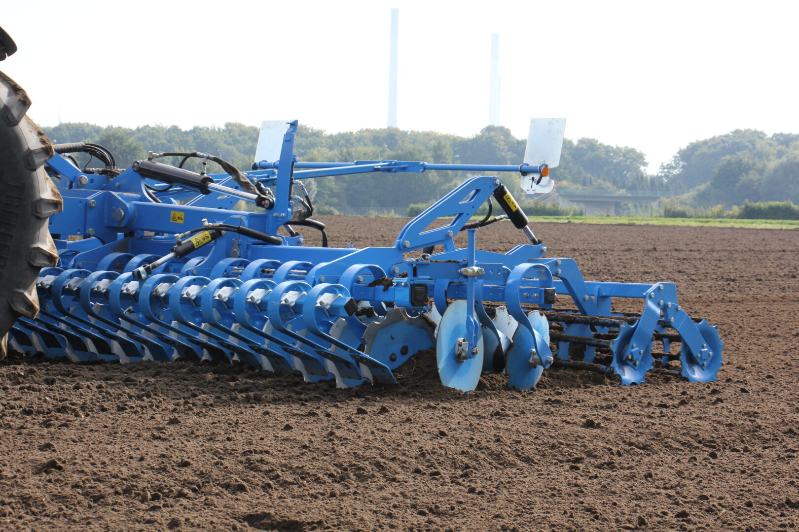 Lemken Heliodor -lautasmuokkain pellolla pysähtyneenä.