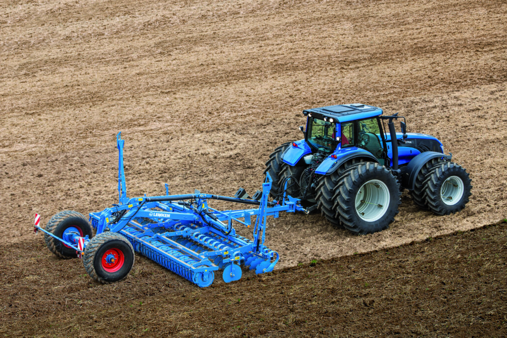 Lemken Heliodor -lautasmuokkain muokkaamassa peltoa kylvöpohjaksi.
