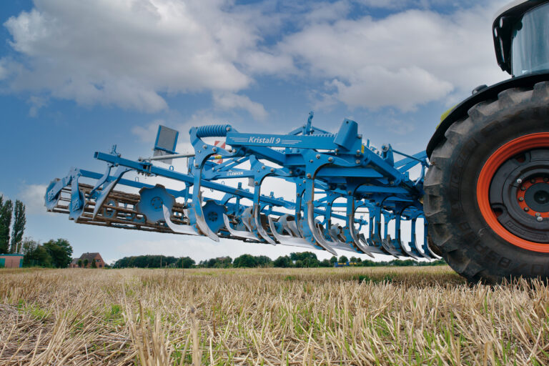 Lemken Kristall 9 -kultivaattori pellolla työkone ylhäällä.