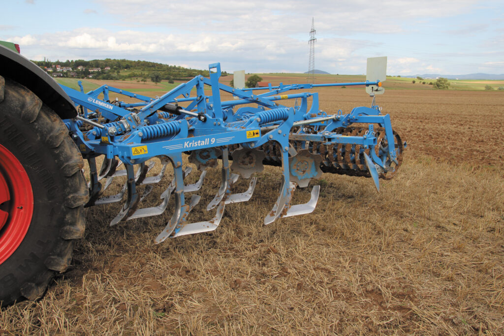 Lemken Kristall 9 -kultivaattori sänkipellolla kultivoimassa.