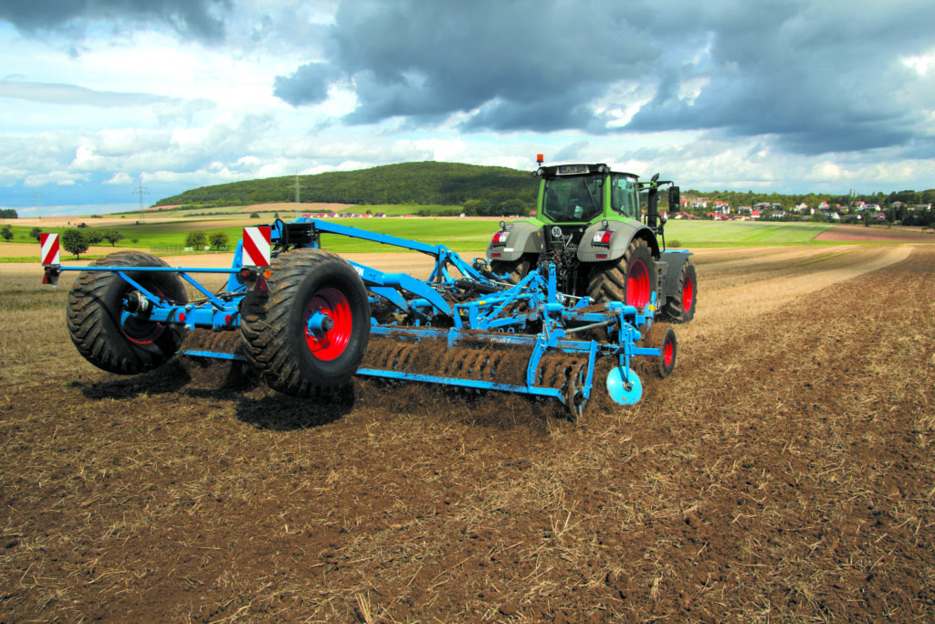 Lemken Kristall 9 -kultivaattori sänkipellolla muokkaamassa.