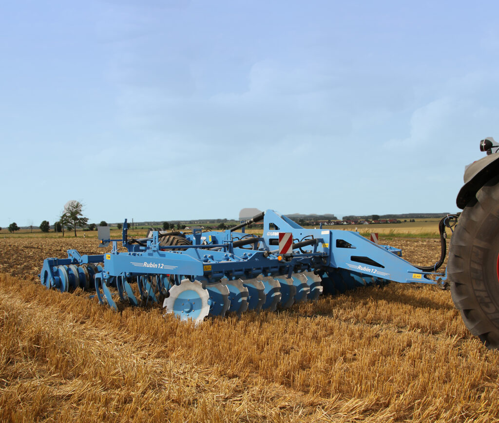 Lemken Rubin 12 -lautasmuokkain pellolla sänkimuokkauksessa.