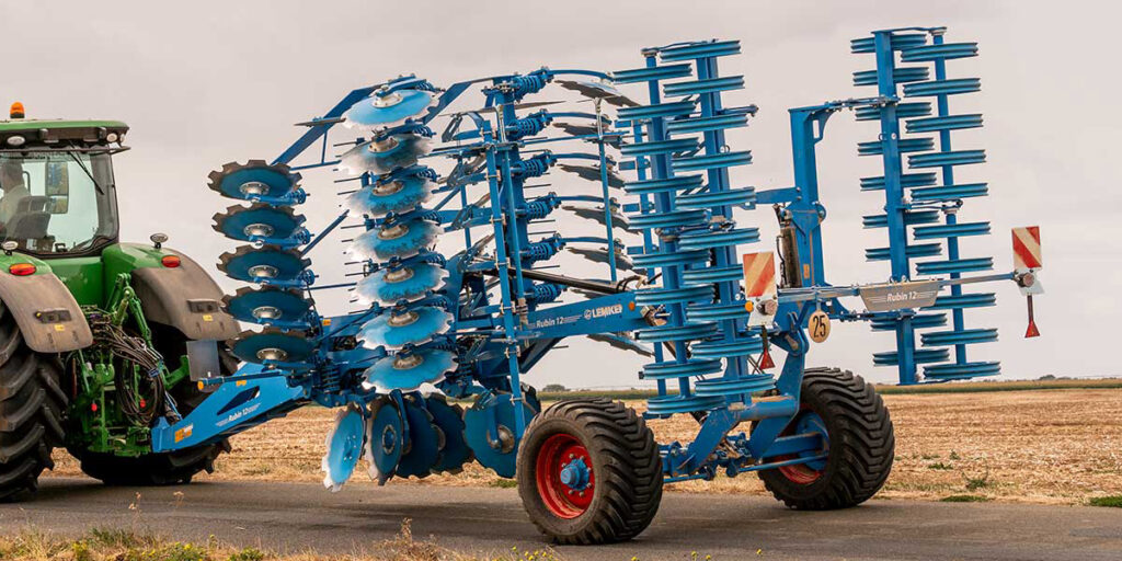 Lemken Rubin 12 -lautasmuokkain kuljetuksessa tiellä.